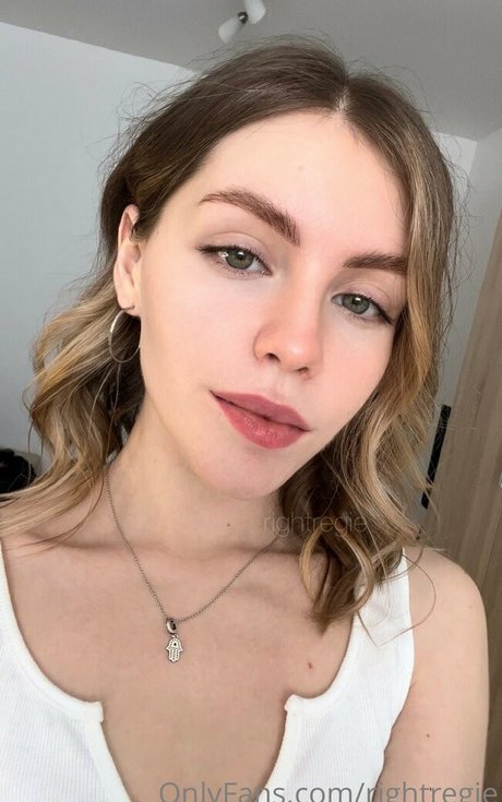 rightregie erotic star img