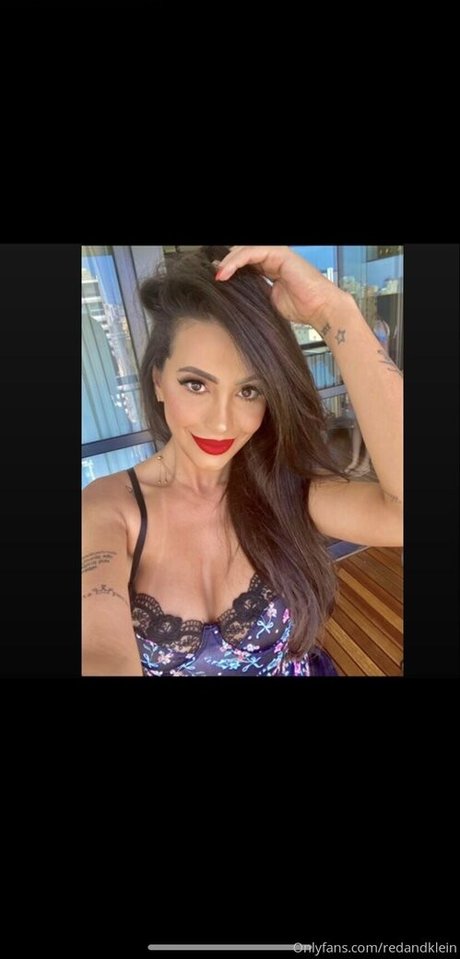 redtopmodel2022 sexy model photo