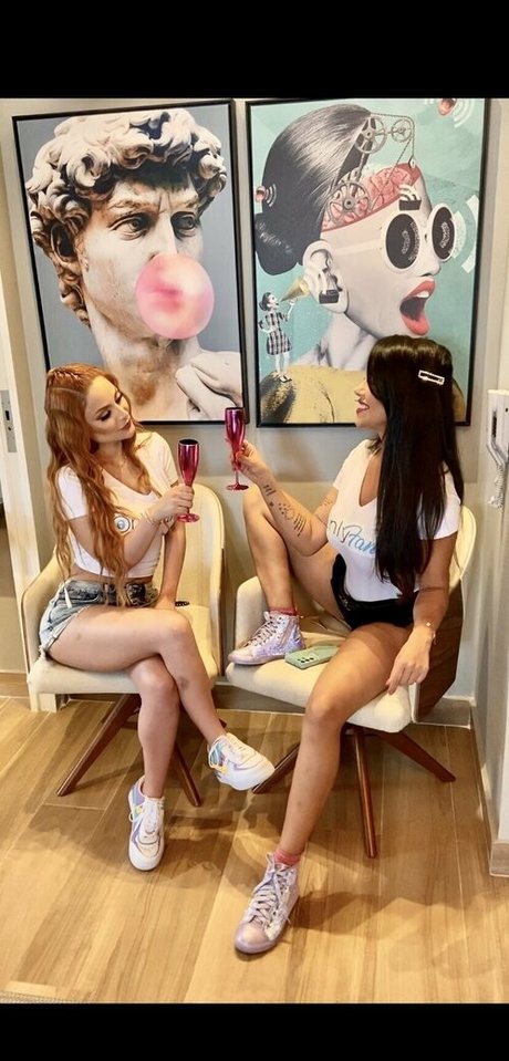 redtopmodel2022 naked star images