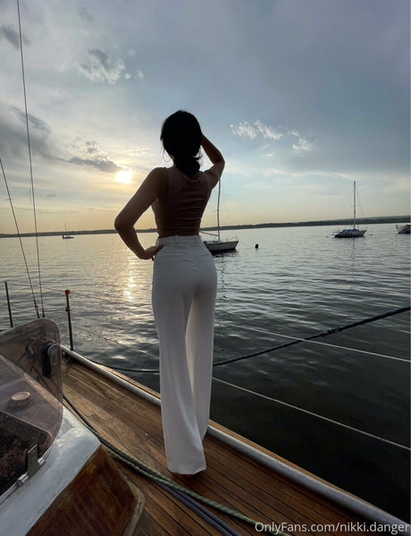 Nikki Danger model erotic images
