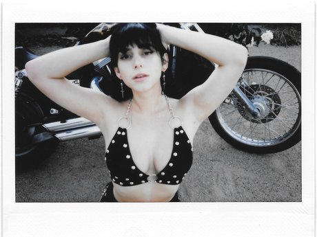 Reedsuicide star hot photos