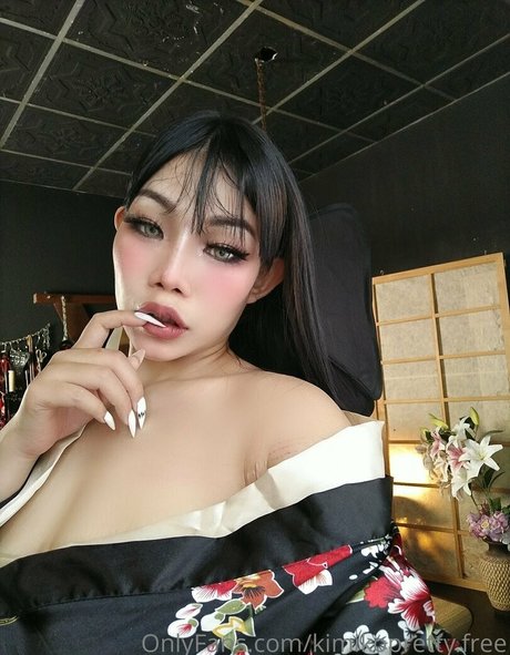 Kimikopretty naked actress pics