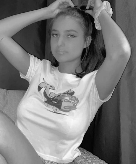 Emizzillo star free pics