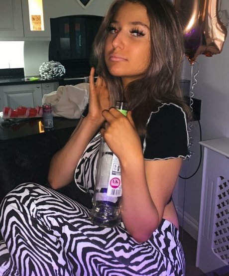 Emizzillo model pretty images