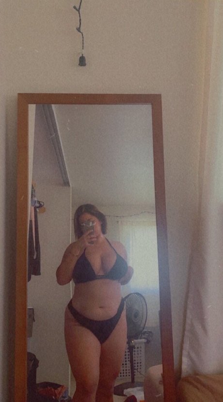 Baddiekazzzy model naked images