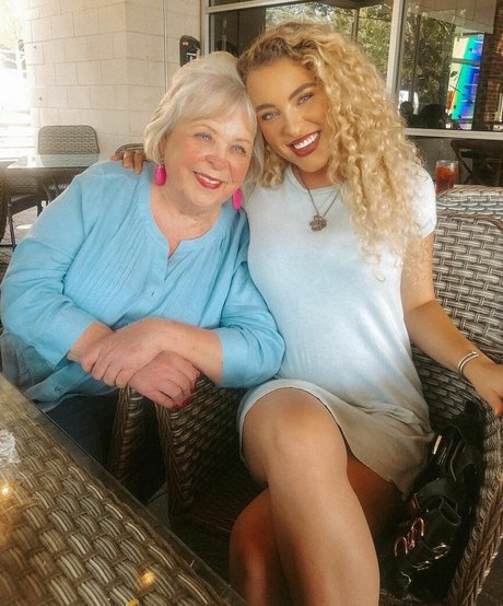 Caroline Wall pornstar nude archive