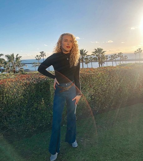 Caroline Wall hd pornstar photos