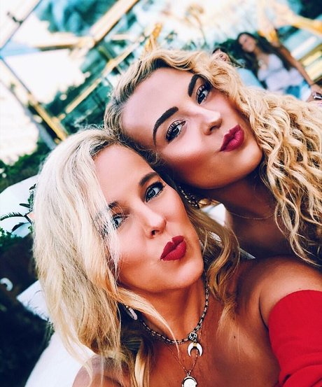 Caroline Wall free model images