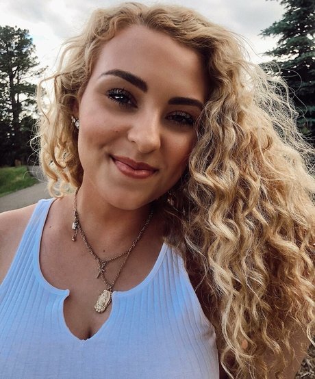 Caroline Wall model art picture