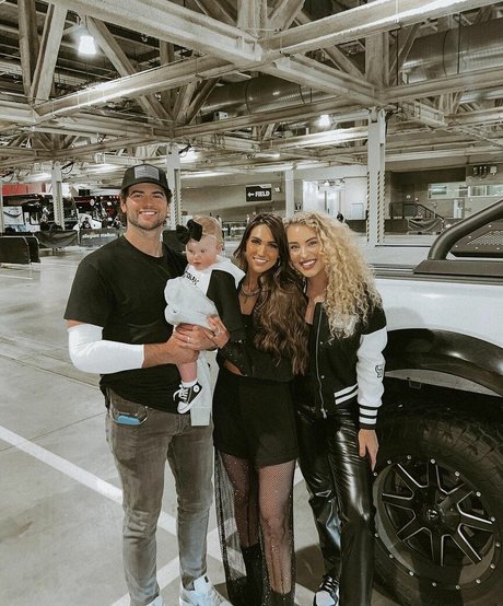 Caroline Wall star art pics