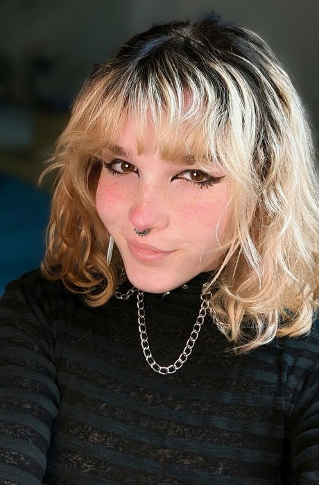 NeriiLune free model pics