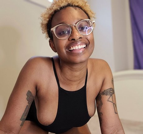 deedeebee96 naked model photo