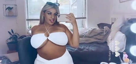 Chloe C naked model pics