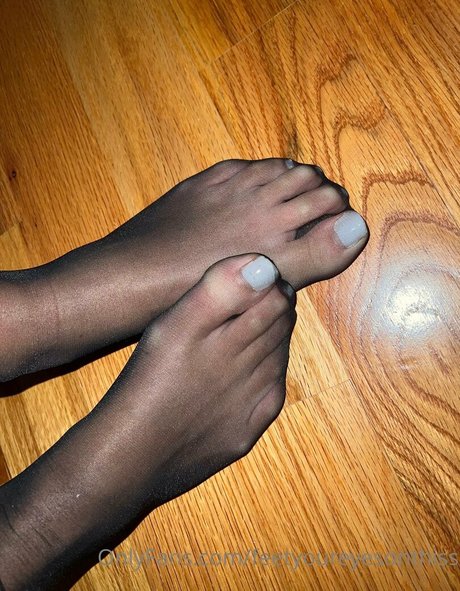 feetyoureyesonthiss naked star photos