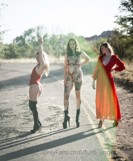 tush andd glitter model nice picture