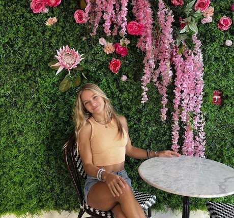 Isabella DuCharme pretty star photos