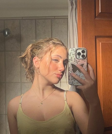 Ava Kolker star free image