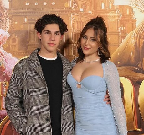 Ava Kolker pretty model image