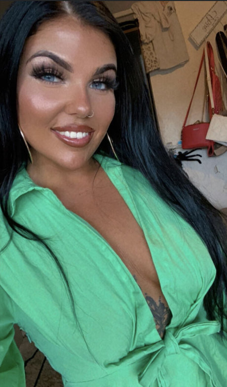 Carlisle model hot images