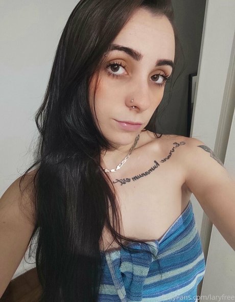 laryfree nude model picture