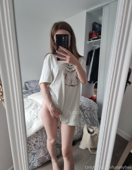 lunallyfree nude model photo
