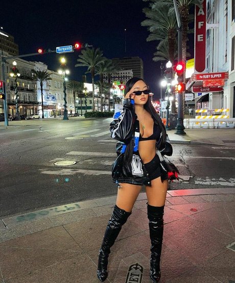 annouveauriche model free img