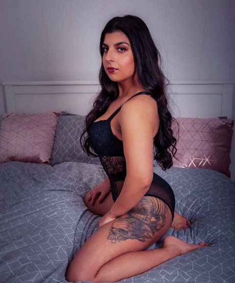 kb thecrazyone pornographic model image