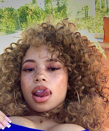 mayaregiii model naked gallery