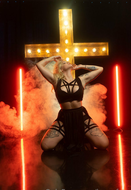 loonafree sexy actress archive