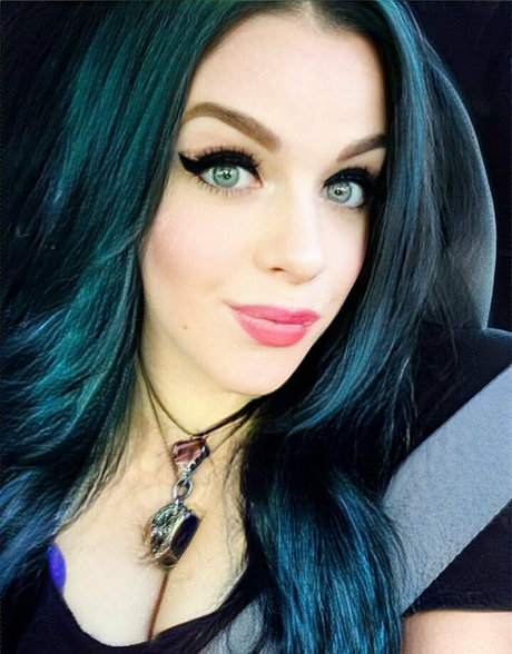 belle hella model pretty pic