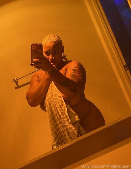 Thighzqueen sex model image