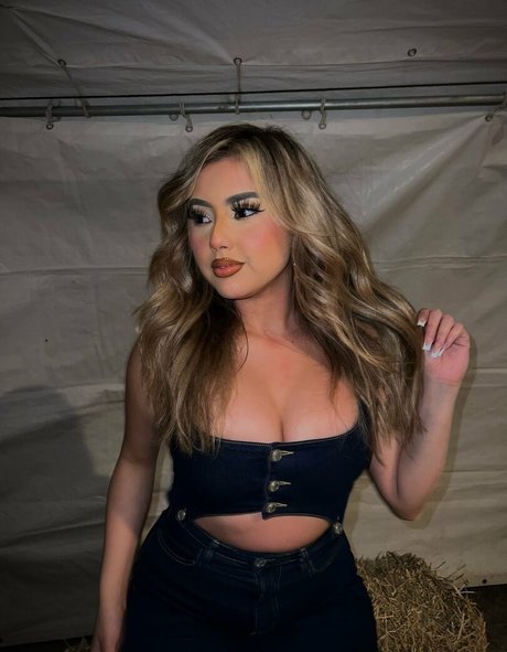 Mysticaldreamgyal pornographic model image