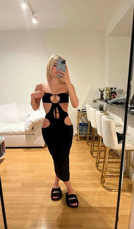 Sarah Snyder model art galleries