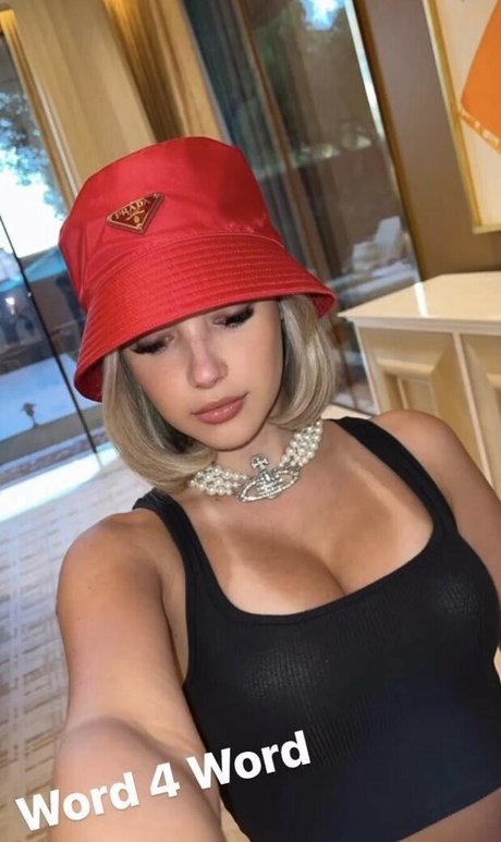 Sarah Snyder naked model picture