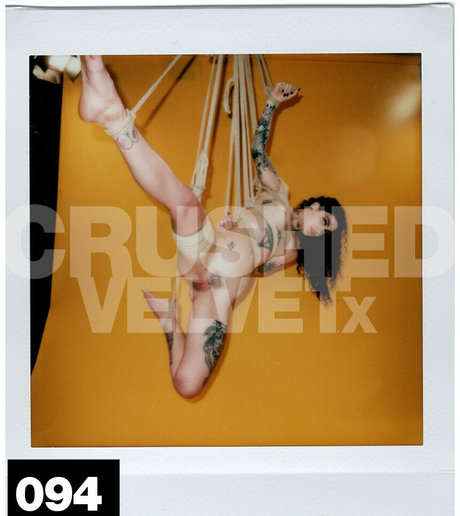 crushedvelvetx pretty model photo