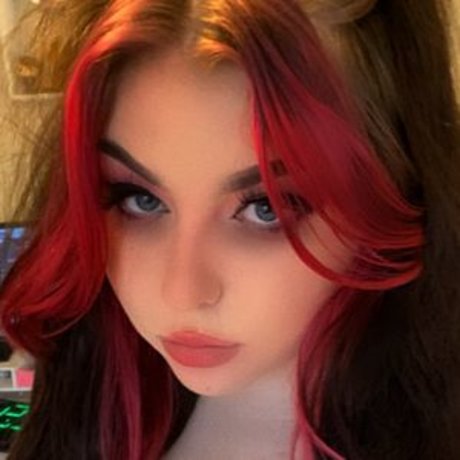 Holyhollyphoebe pornstar hot pic