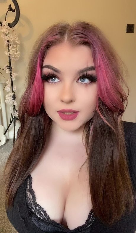 Holyhollyphoebe exclusive star pic