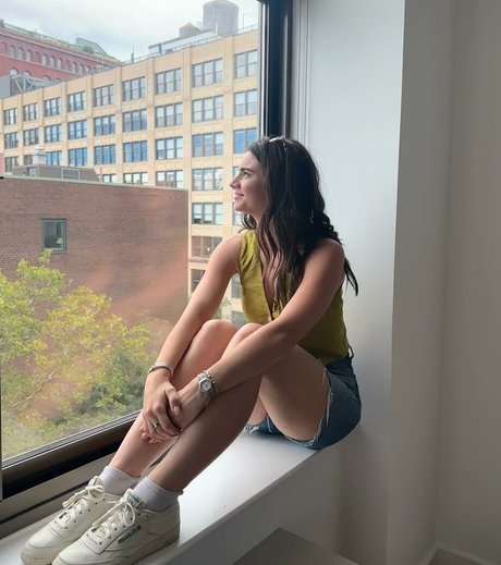 Brett Cooper pretty star img