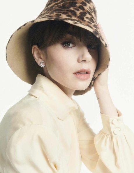 Lily Collins hot star img