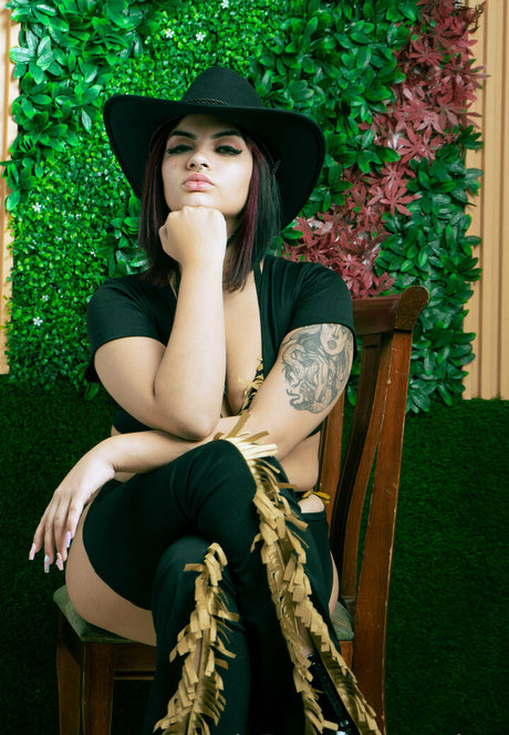 roseiaro pornographic model pics