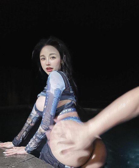 e__luda glamorous nudes star img