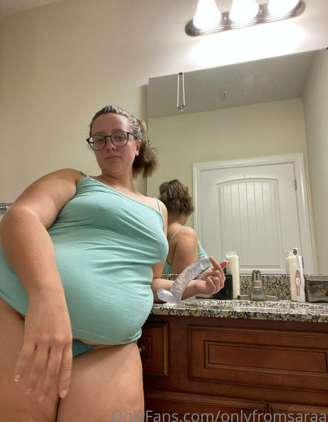 onlyfromsaraa naked model img