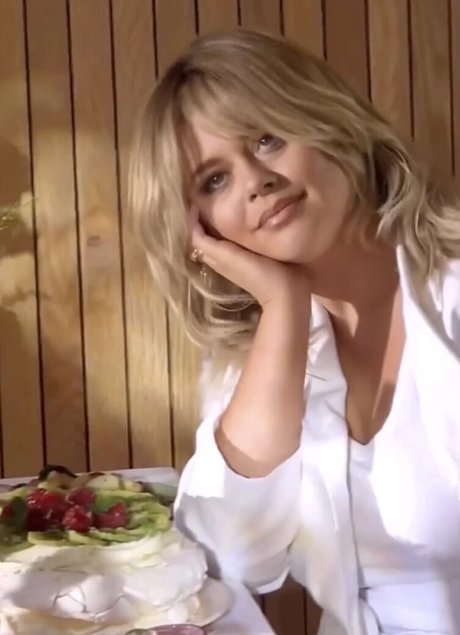 Emily Atack hd actress picture