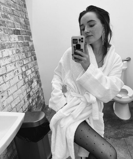 Kaitlyn Dever hd model img