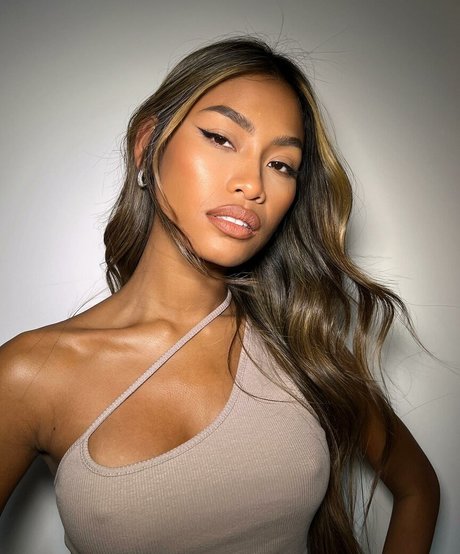 UN YA art actress pics