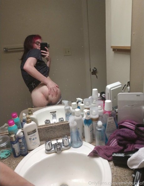 emilybunoof porn model img