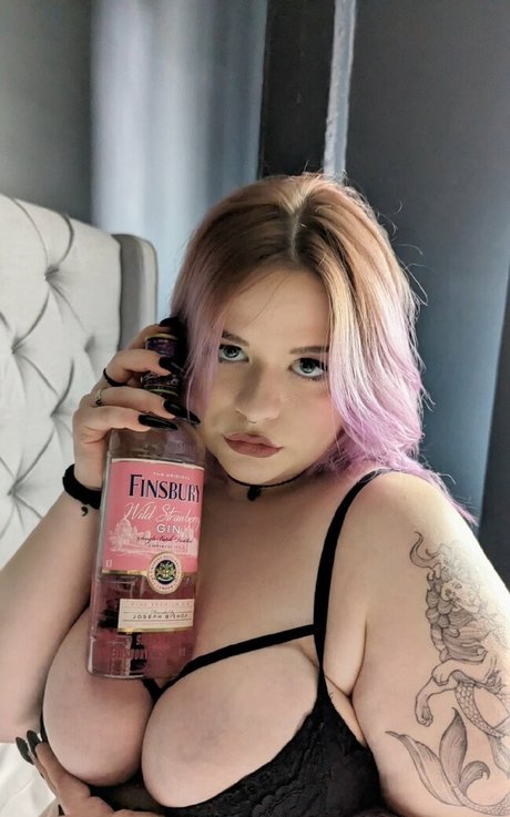 Mina Cinnamon model pretty pic