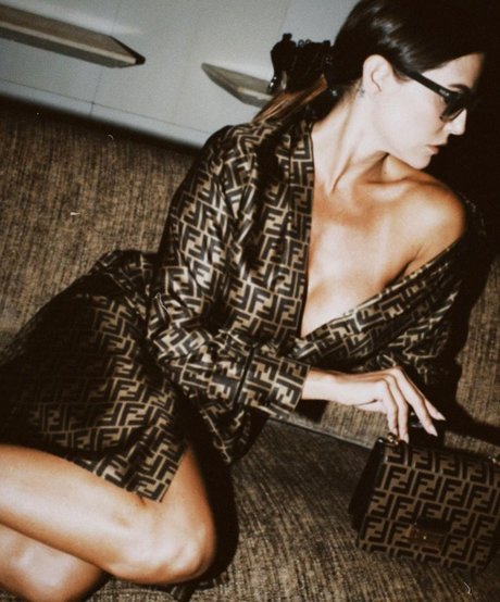 Deborah Secco model hot pic