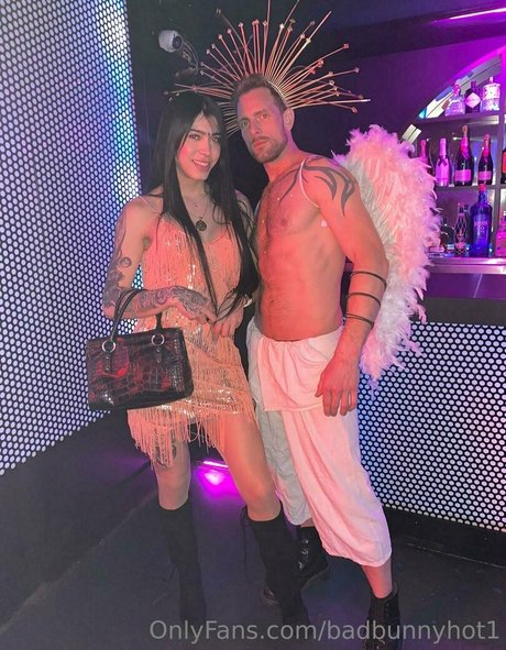 badbunnyhot1 model perfect img