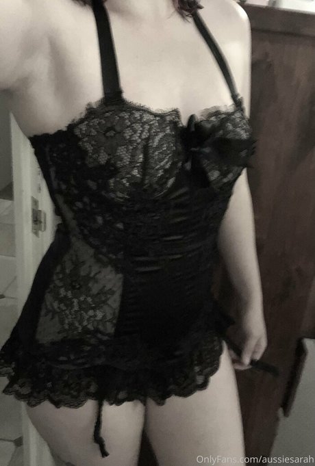 aussiesarah model naked image
